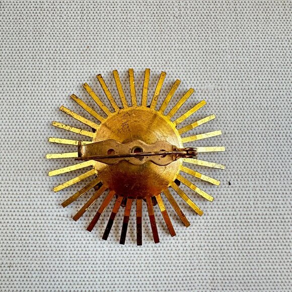 Vintage 1930s Brass Sunburst Brooch with Red Rhinestone Center 2" C Clasp - Picture 4 of 8